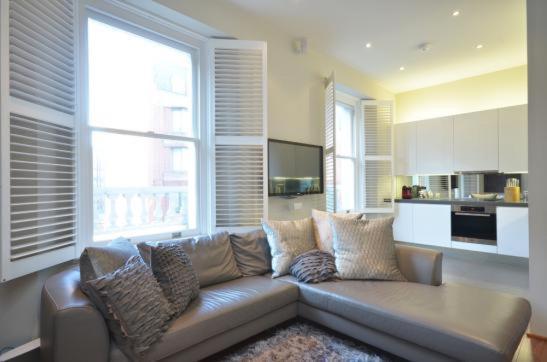 Modernized South Kensington Apartments Лондон Экстерьер фото