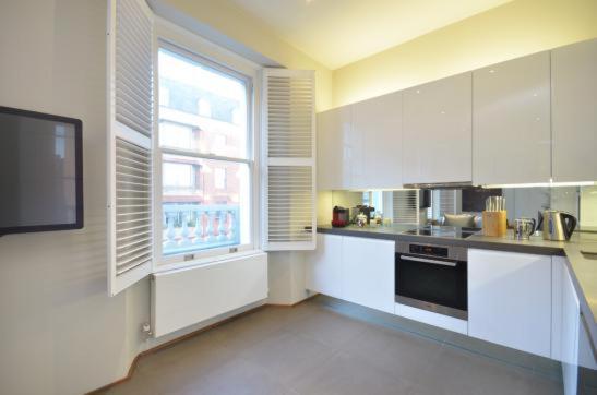 Modernized South Kensington Apartments Лондон Экстерьер фото