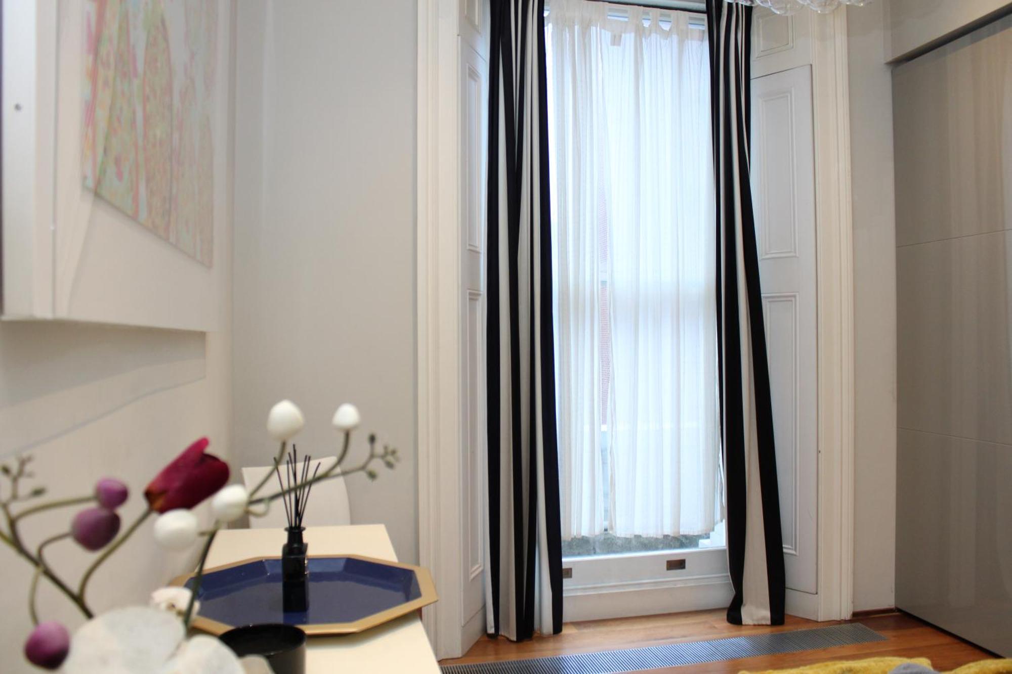 Modernized South Kensington Apartments Лондон Экстерьер фото